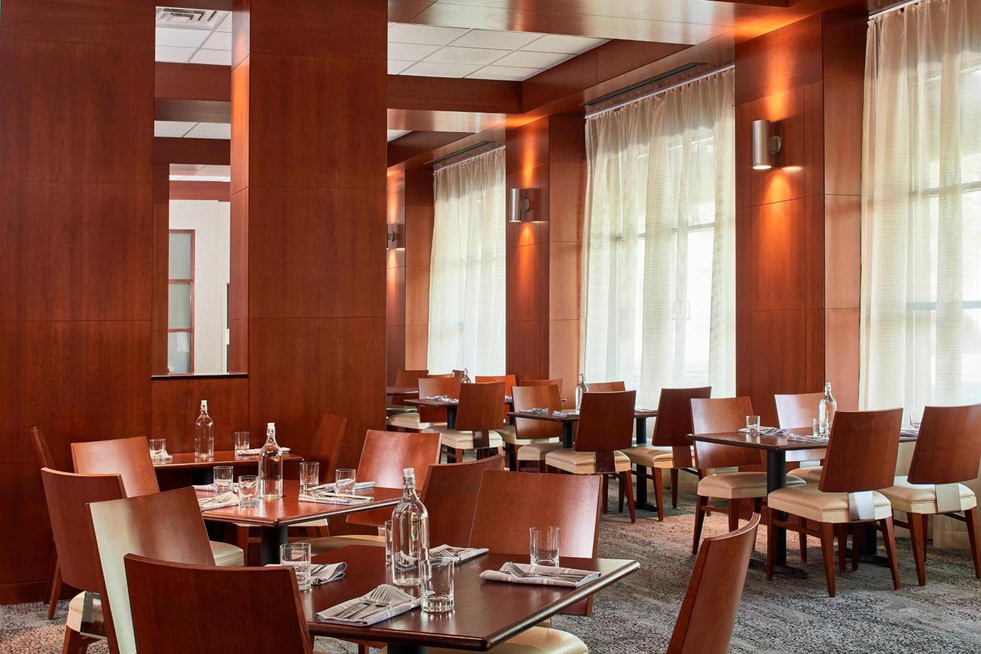 Hotel Courtyard Downtown / Convention Center 3*