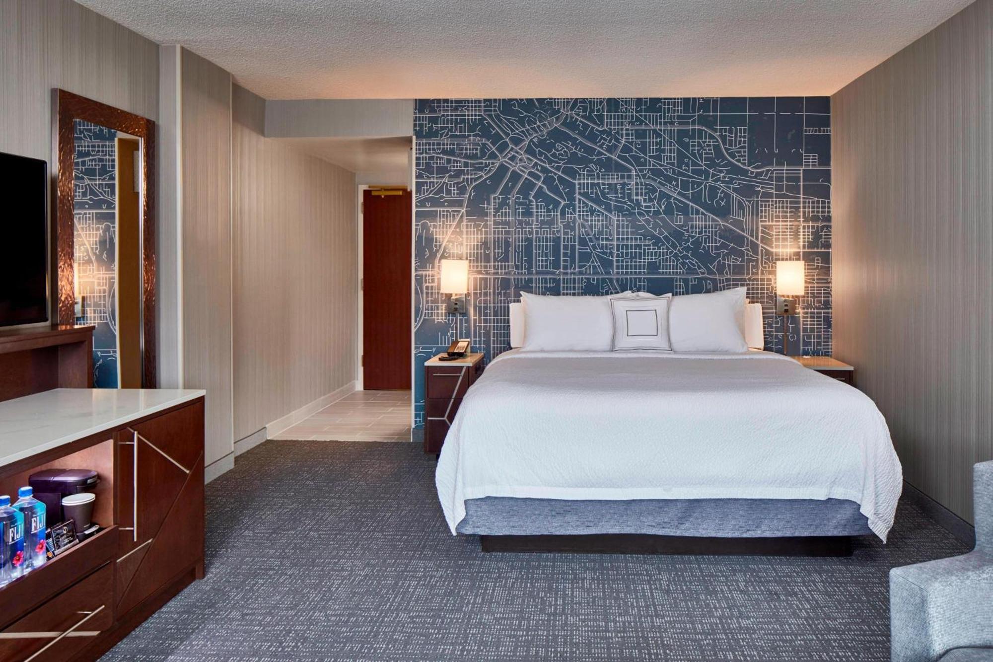 Courtyard Downtown / Convention Center 3*