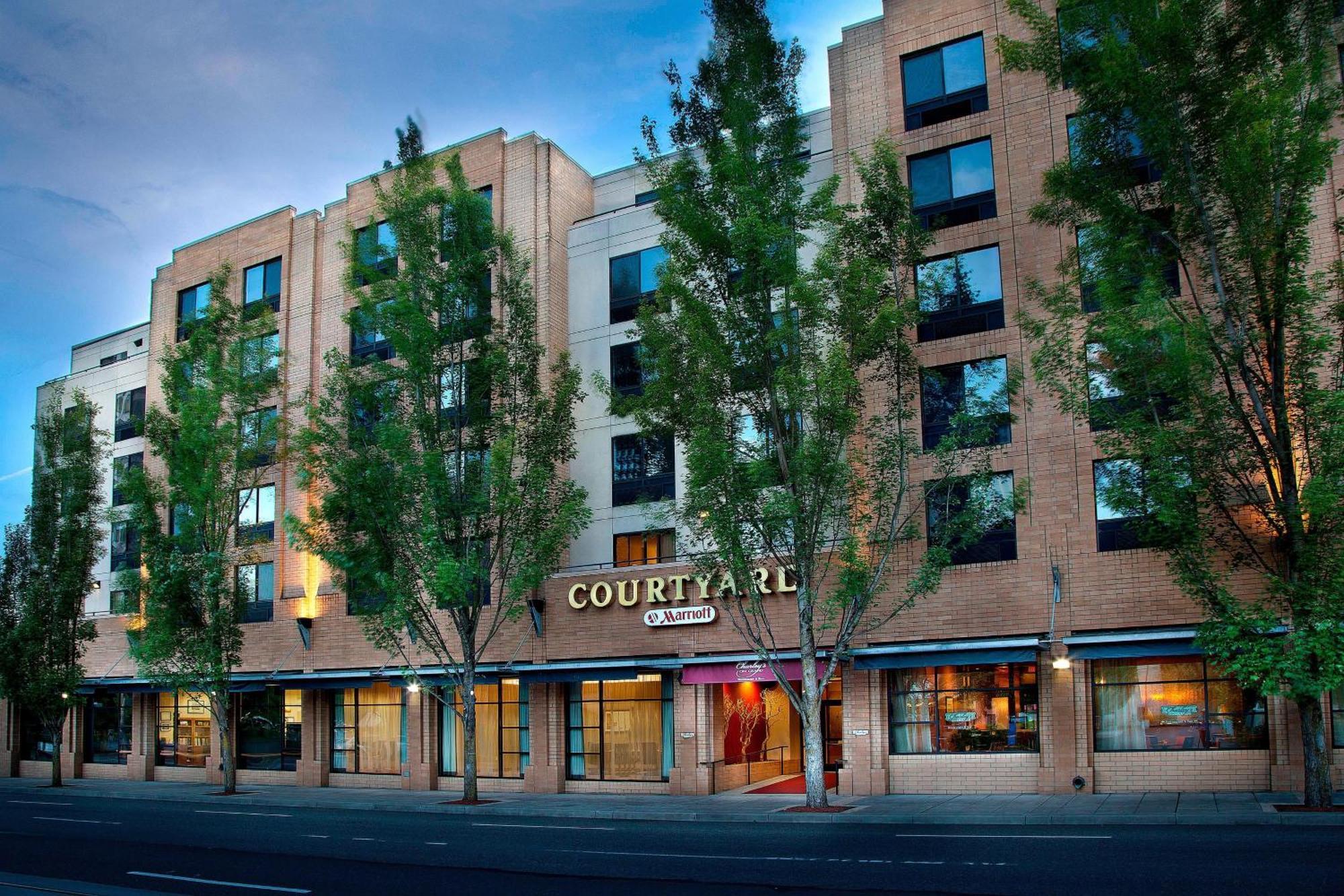 Hotel Courtyard Downtown / Convention Center 3*